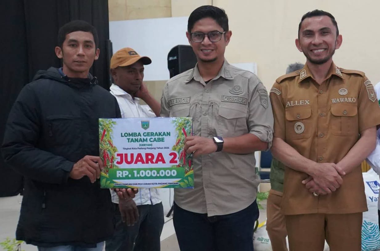 Pemenang lomba gerakan tanam cabai poto bareng Wawako Allex.